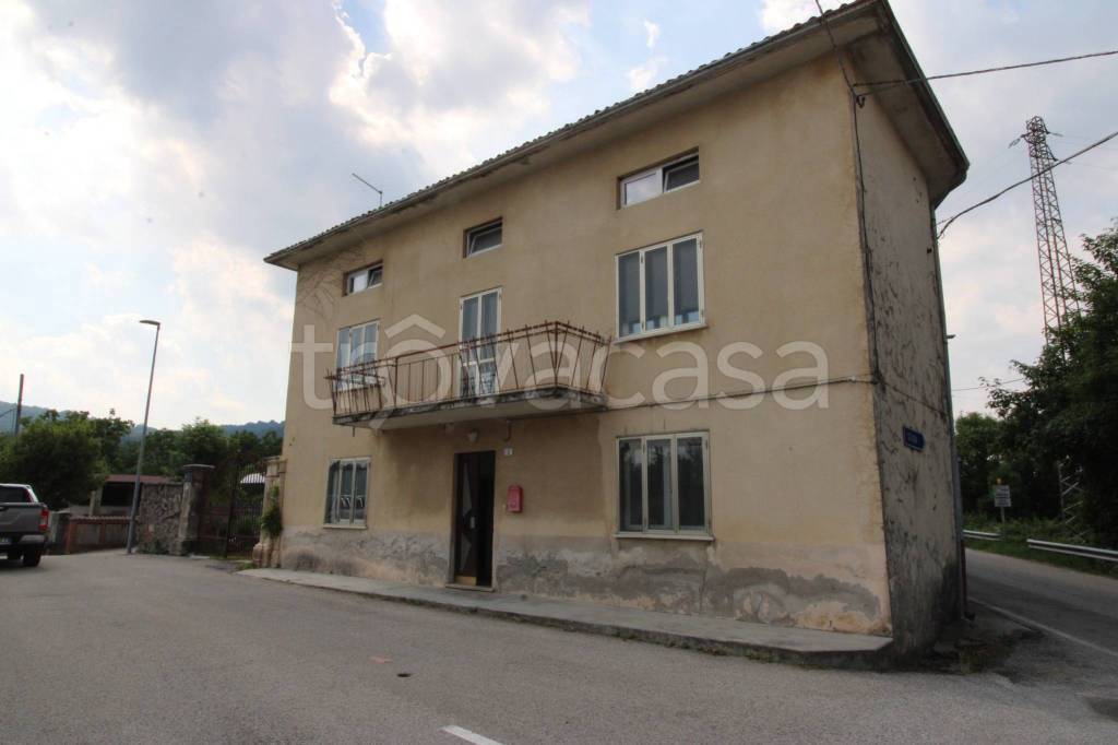 casa indipendente in vendita a Brogliano in zona Quargnenta