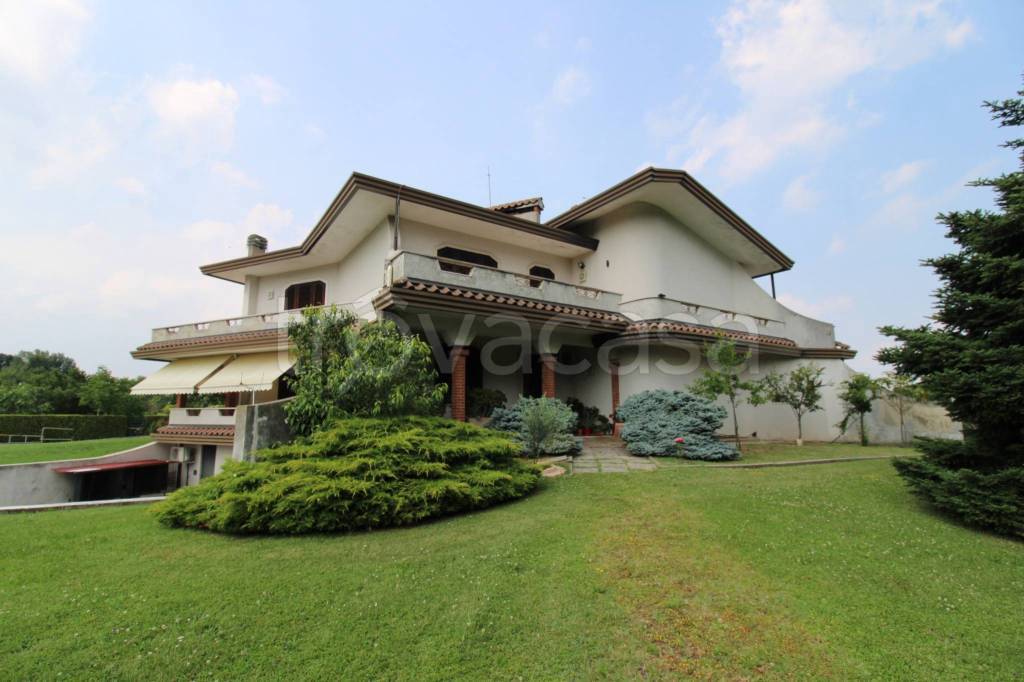 villa in vendita a Brogliano in zona Quargnenta