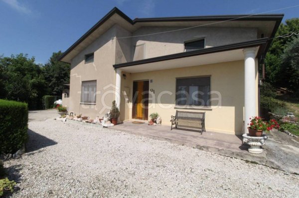 casa indipendente in vendita a Brogliano in zona Quargnenta