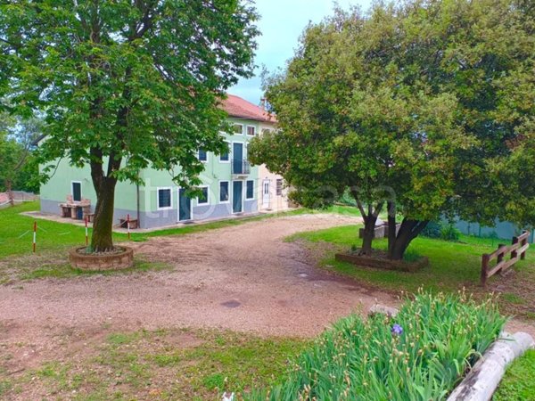 casa indipendente in vendita a Brogliano in zona Quargnenta