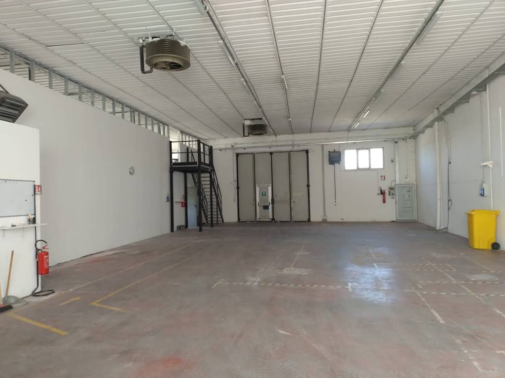 locale commerciale in vendita a Caldogno in zona Cresole