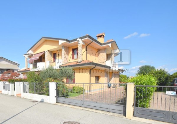 casa indipendente in vendita a Camisano Vicentino in zona Santa Maria