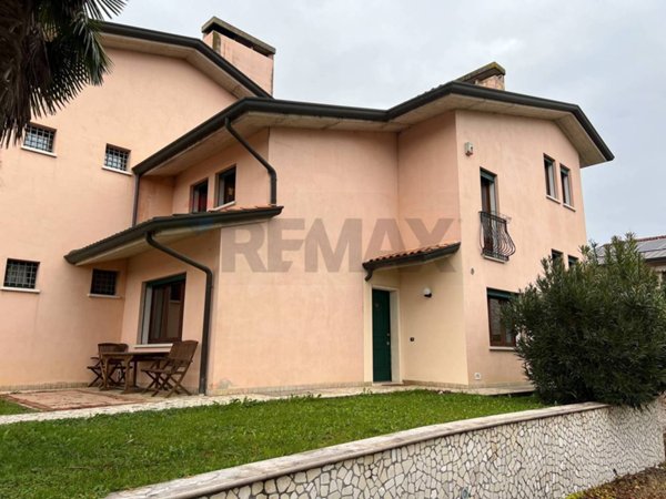casa indipendente in vendita a Camisano Vicentino in zona Santa Maria