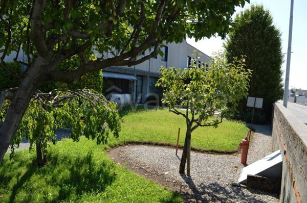 locale commerciale in vendita a Carrè