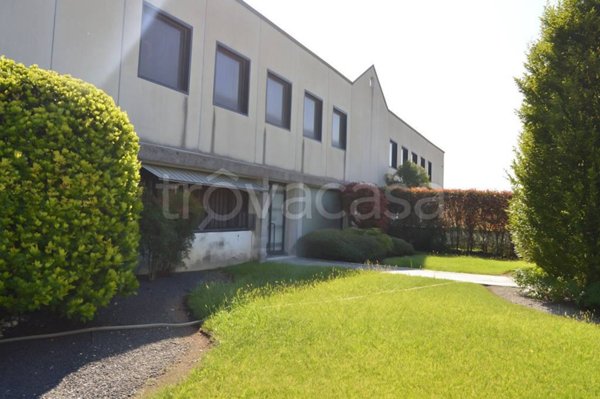 locale commerciale in vendita a Carrè