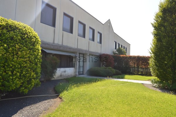 locale commerciale in vendita a Carrè