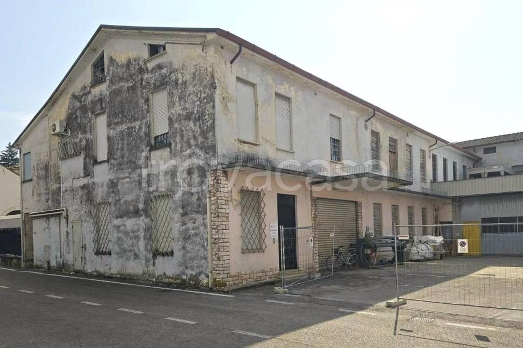 locale commerciale in vendita a Carrè