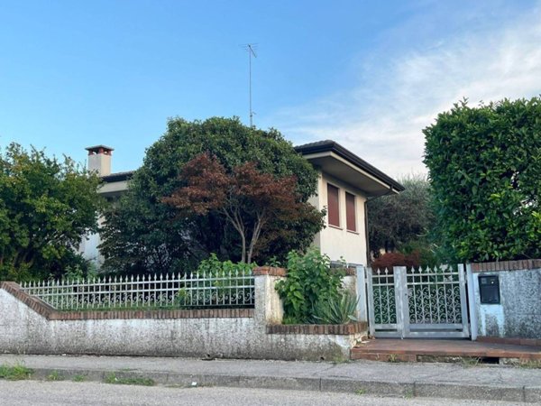 casa indipendente in vendita a Cassola in zona San Zeno