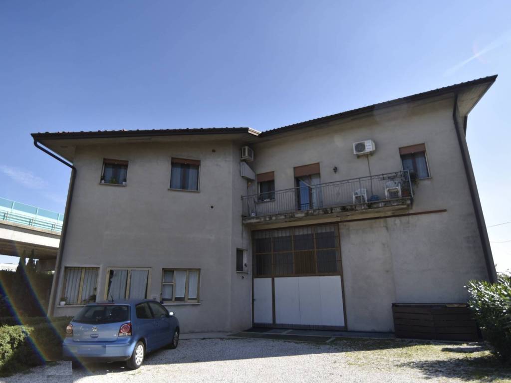 casa indipendente in vendita a Cassola in zona San Zeno