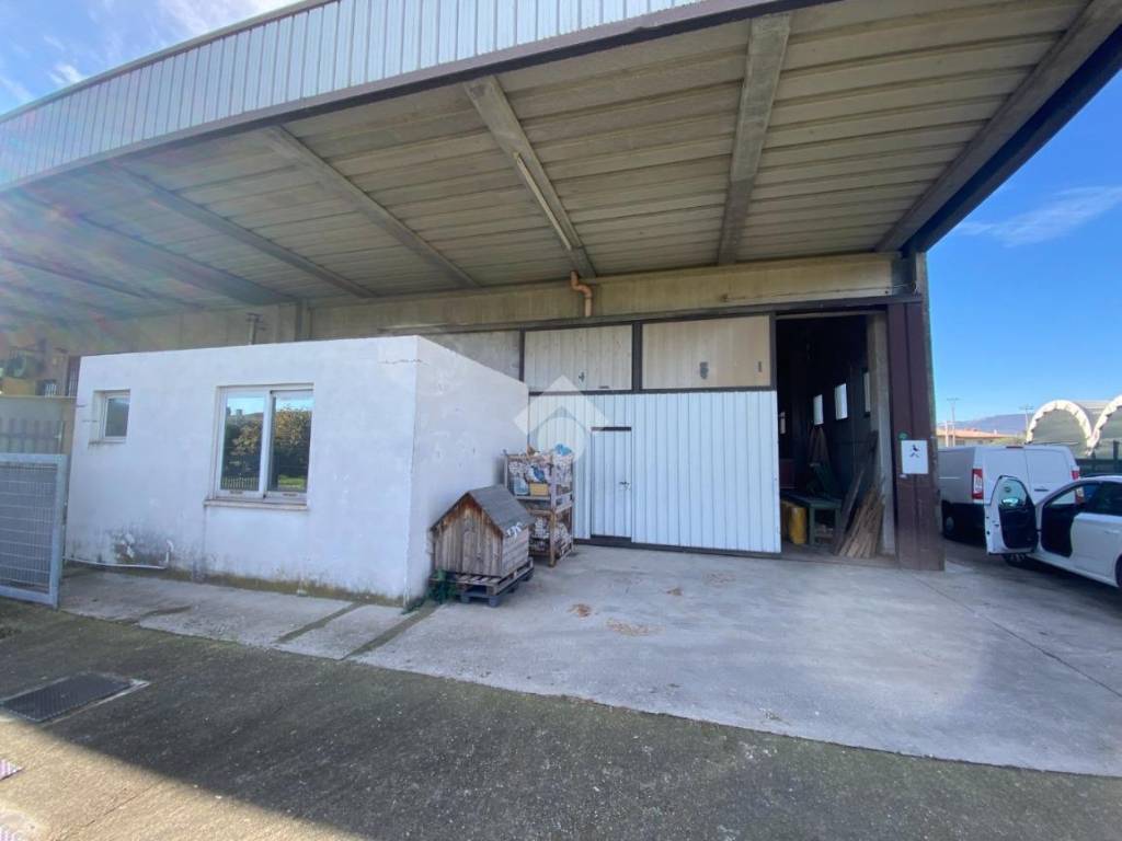 locale commerciale in vendita a Cassola in zona San Zeno