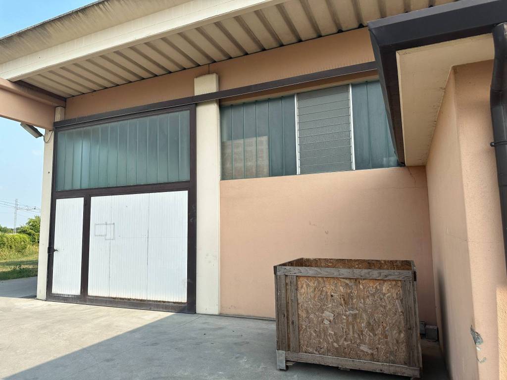 locale commerciale in vendita a Cassola