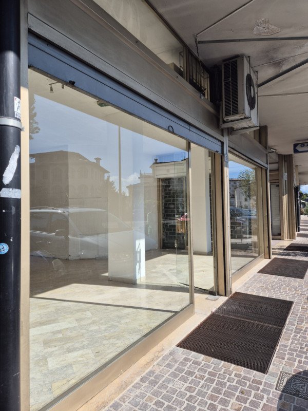 negozio in vendita a Cassola