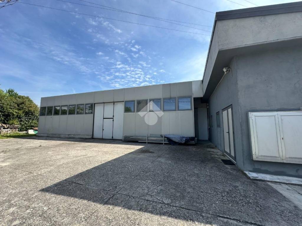 capannone in vendita a Cassola