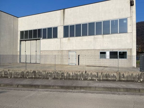 locale commerciale in vendita a Castelgomberto