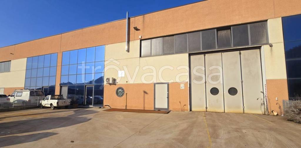 locale commerciale in vendita a Castelgomberto