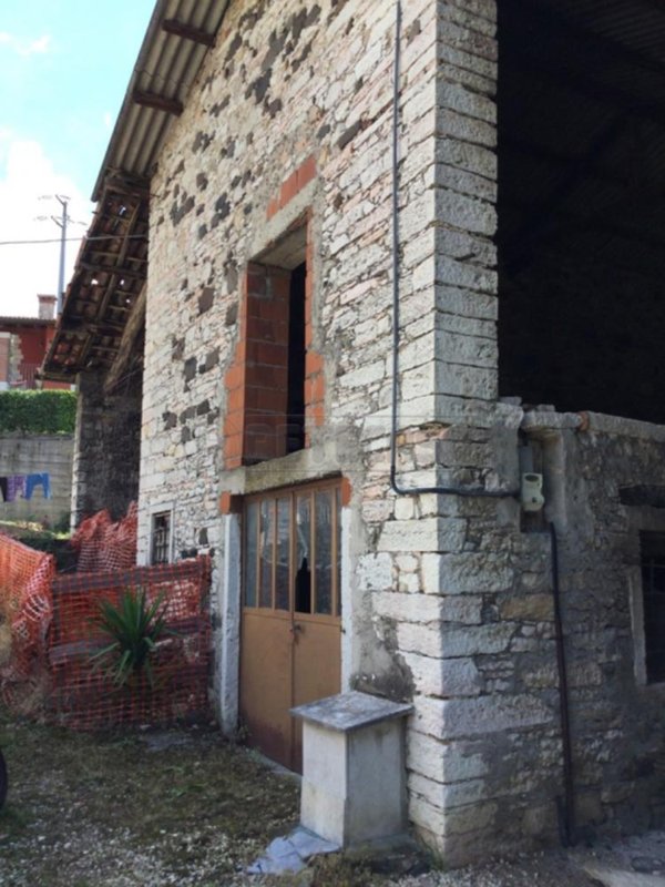 casa indipendente in vendita a Chiampo
