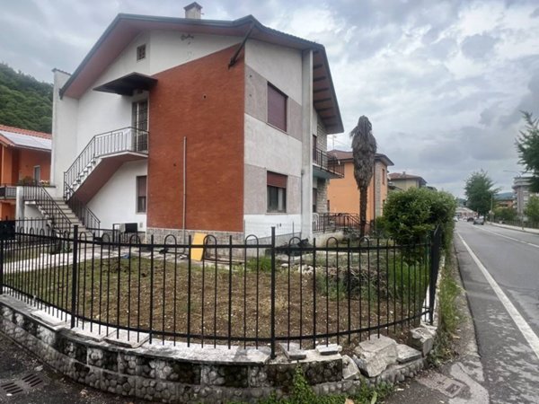 casa indipendente in vendita a Chiampo