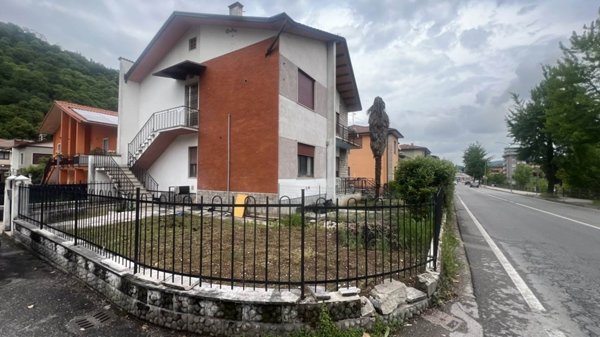 casa indipendente in vendita a Chiampo
