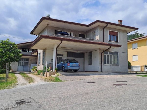 casa indipendente in vendita a Chiampo