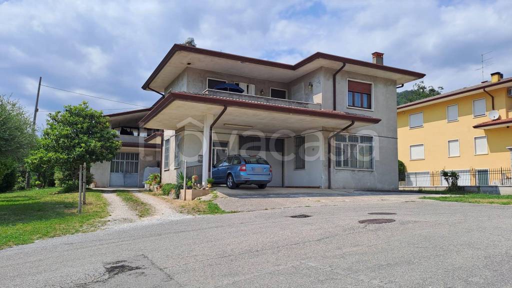 casa indipendente in vendita a Chiampo