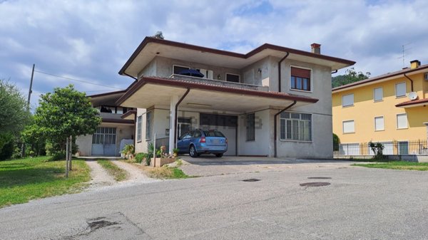 casa indipendente in vendita a Chiampo