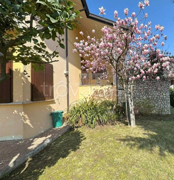 casa indipendente in vendita a Chiampo