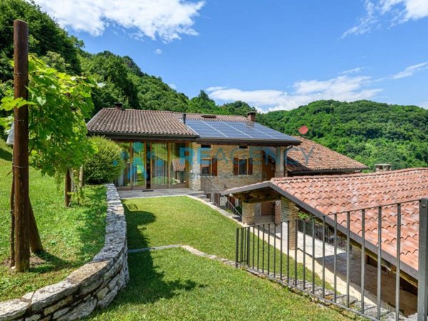 casa indipendente in vendita a Chiampo