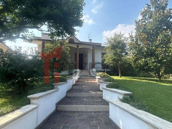 casa indipendente in vendita a Chiampo