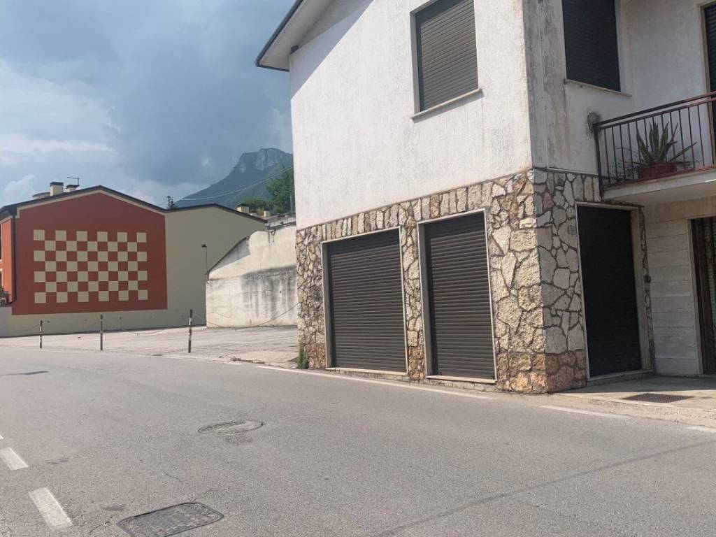 locale commerciale in vendita a Cogollo del Cengio in zona Mosson