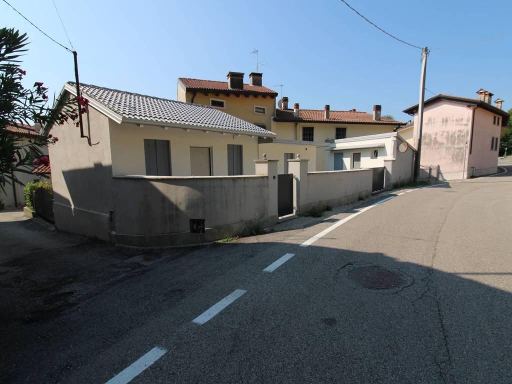 casa indipendente in vendita a Cornedo Vicentino in zona Cereda