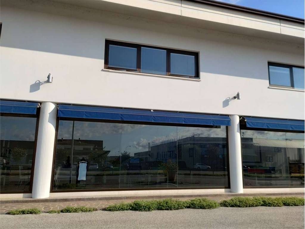 locale commerciale in vendita a Cornedo Vicentino in zona Cereda