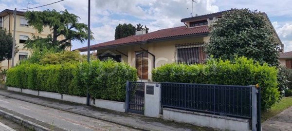 casa indipendente in vendita a Creazzo