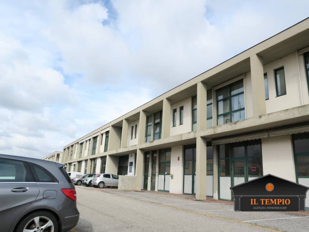 negozio in vendita a Dueville in zona Passo di Riva