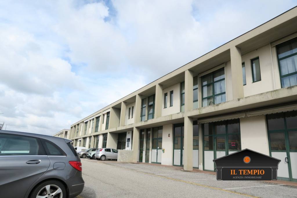 negozio in vendita a Dueville in zona Passo di Riva