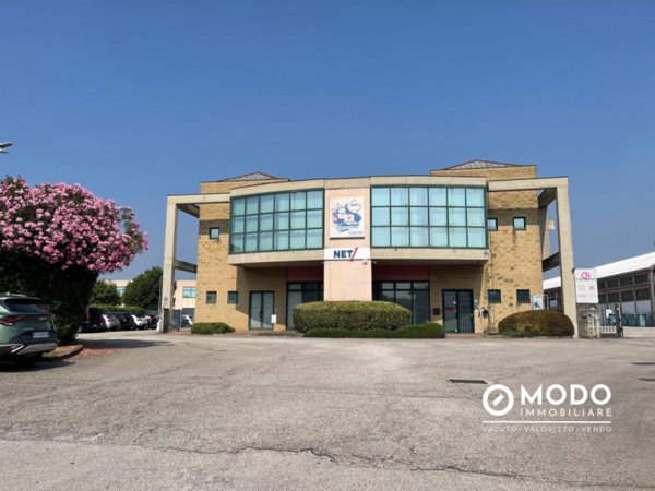 negozio in vendita a Dueville in zona Povolaro