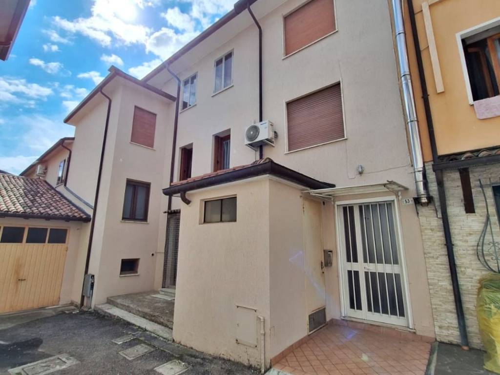 casa indipendente in vendita a Fara Vicentino