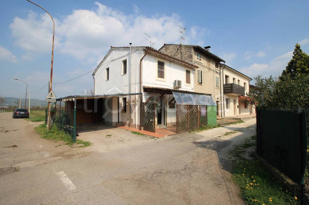 casa indipendente in vendita a Gambellara in zona Sarmazza