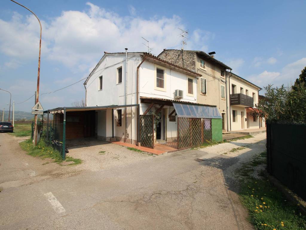 casa indipendente in vendita a Gambellara in zona Sarmazza