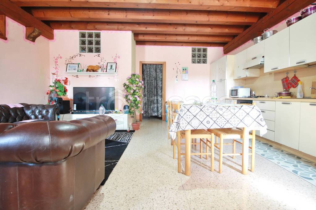 appartamento in vendita a Gambellara in zona Torri di Confine
