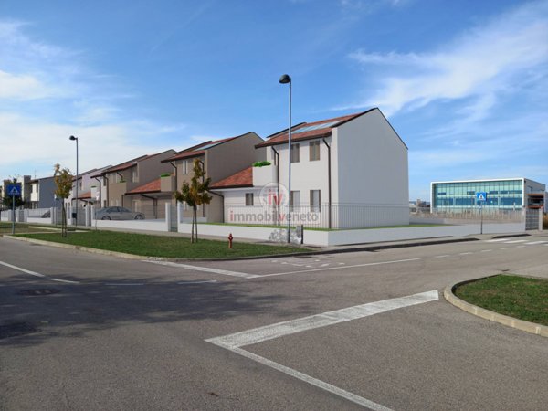 casa indipendente in vendita a Gambellara in zona Torri di Confine