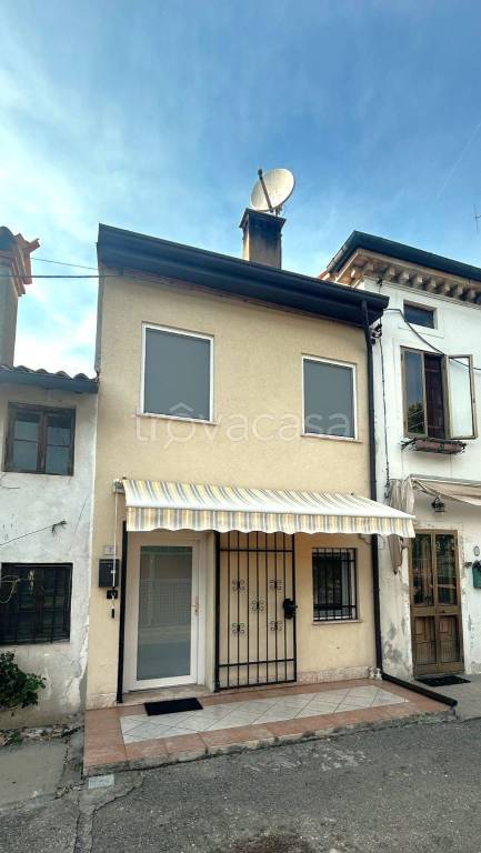 casa indipendente in vendita a Gambellara in zona Sorio