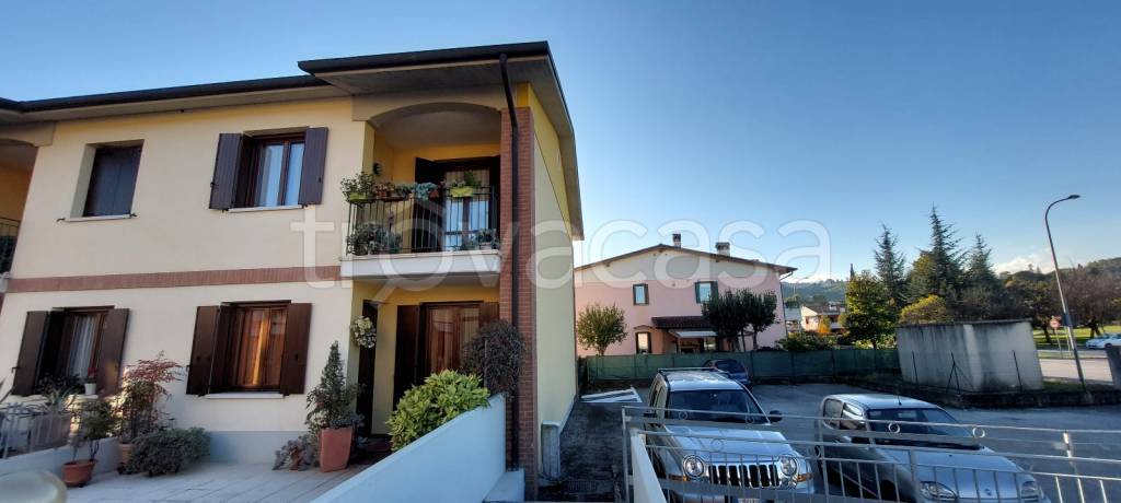 casa indipendente in vendita ad Isola Vicentina in zona Castelnovo