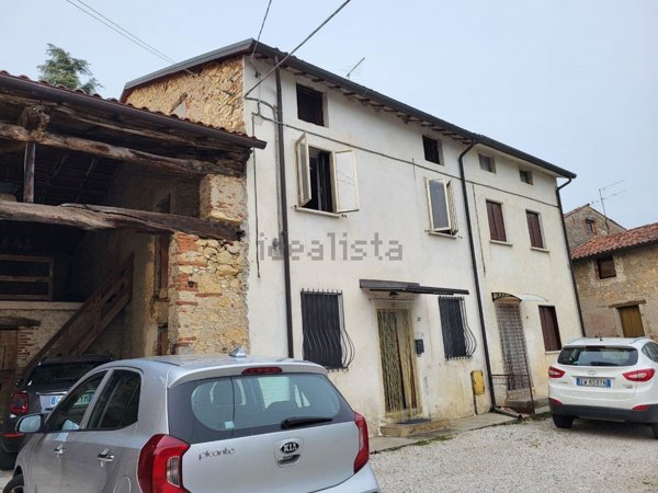 casa indipendente in vendita ad Isola Vicentina in zona Castelnovo