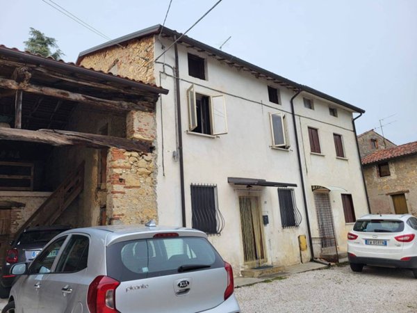 casa indipendente in vendita ad Isola Vicentina in zona Castelnovo