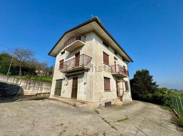 casa indipendente in vendita ad Isola Vicentina in zona Castelnovo
