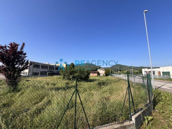 terreno edificabile in vendita ad Isola Vicentina in zona Castelnovo