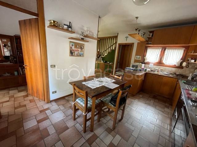 casa indipendente in vendita ad Isola Vicentina in zona Castelnovo