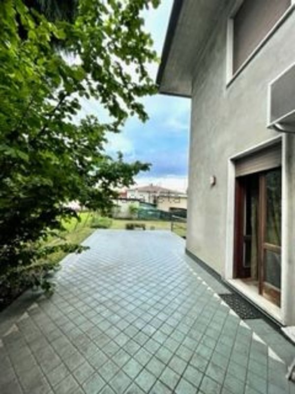 casa indipendente in vendita ad Isola Vicentina in zona Castelnovo