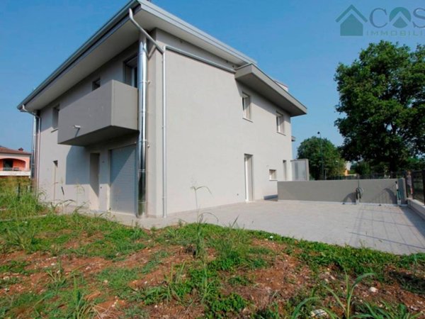 casa indipendente in vendita ad Isola Vicentina in zona Castelnovo