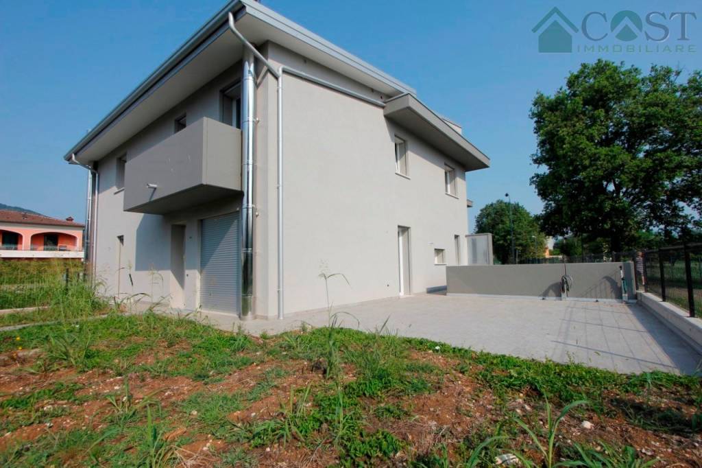 casa indipendente in vendita ad Isola Vicentina in zona Castelnovo